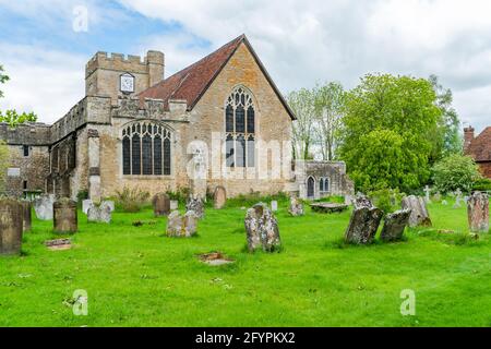 HEADCORN, Royaume-Uni - 26 MAI 2021 : vue de l'église paroissiale de Saint-Pierre et Paul classée première classe située à l'extrémité de la rue High à Headcorn, Kent Banque D'Images