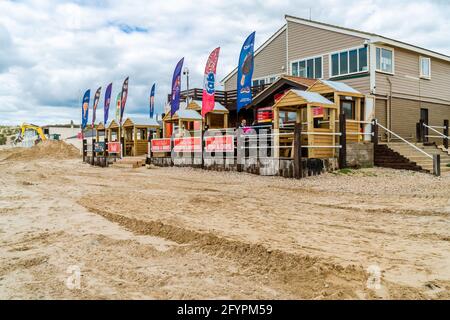 CAMBER, EAST SUSSEX, UK - 26 MAI 2021: Les gens aiment le café à Marina Cafe sur la plage de Camber Sands dans le village de Camber. Banque D'Images