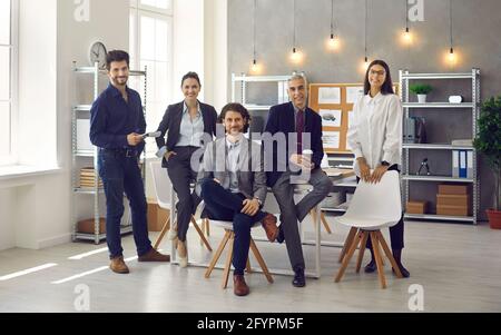Portrait de groupe de professionnels élégants et performants dans leur moderne bureau Banque D'Images