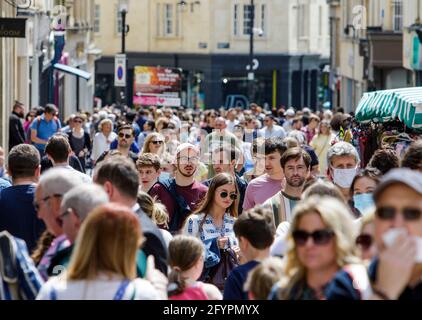 Bath, Somerset, Royaume-Uni. 29 mai 2021. Des foules de clients sont photographiées dans les rues de Bath tandis que les gens utilisent le soleil du week-end des fêtes de banque. Credit: Lynchpics/Alamy Live News