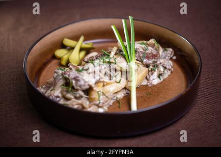 en-cas pour la vodka. viande avec pommes de terre, oignon vert et concombre mariné. Banque D'Images