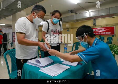 Dhaka, Bangladesh. 29 mai 2021. Des ressortissants chinois attendent à l'hôpital du Dhaka Medical College pour recevoir le vaccin COVID-19 de Sinopharm envoyé en cadeau par la Chine, à Dhaka, au Bangladesh, le 29 mai 2021. Le Bangladesh a reçu 5 00,000 doses du vaccin chinois Sinopharm COVID-19 en cadeau pour poursuivre sa campagne de vaccination, qui a été interrompue en raison de la pénurie de Jabs AstraZeneca fabriqués en Inde. Credit: Suvra Kanti Das/ZUMA Wire/Alay Live News Banque D'Images