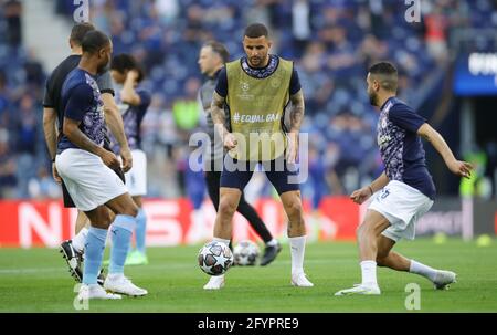 Porto, Portugal, le 29 mai 2021. Kyle Walker, de Manchester City, se réchauffe avant le match de la Ligue des champions de l'UEFA à l'Estadio do Dragao, Porto. Le crédit photo devrait se lire: David Klein / Sportimage Banque D'Images