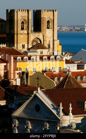 Portugal, Lisbonne. Vue sur les deux tours flanquant la façade de la cathédrale, construite peu après qu'Alfonso I a conquis la ville des musulmans en 1147. Quartier d'Alfama. Banque D'Images