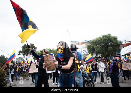 Bogota, Cundinamarca, Colombie. 28 mai 2021. Un manifestant détient un signe qui se lit comme suit : ''le masque ne vous protège pas d'une pandémie paramilitaire''le jour de l'aew des manifestations à Bogotá dans le cadre de la commémoration d'un mois de la grève nationale en Colombie contre le Gouvernement Ivan Duque, le 28 mars 2021. Crédit : Daniel Romero/LongVisual/ZUMA Wire/Alamy Live News Banque D'Images