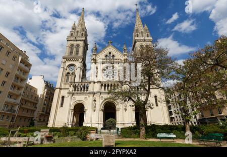 L'église Saint-Ambroise construite dans le style néo-roman et monumental, elle fut construite entre 1863 et 1869. Paris. Banque D'Images