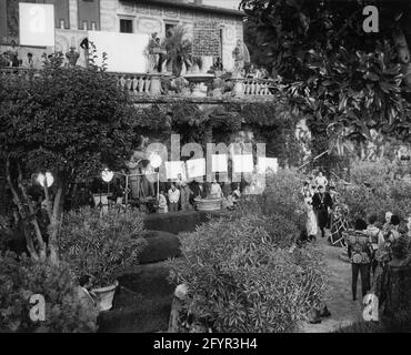 WANDA HENDRIX ORSON WELLES comme Cesare Borgia TYRONE POWER et FELIX AYLMER sur place Candid avec Extras et Movie Crew pendant le tournage à Villa Palmieri dominant Florence du PRINCE DES RENARDS 1949 réalisateur HENRY KING roman Samuel Shellabarger scénario Milton Krims musique Alfred Newman cinématographie Leon Shamroy costumes Vittorio Nino Novarese producteur sol C. Siegel Fox du XXe siècle. Banque D'Images