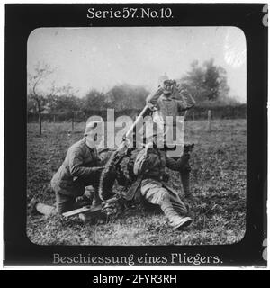 Projection für alle - Die Eroberung Serbiens. Série 57. Non 10. Beschiessung eines Fliegers. Die Firma „projection für alle“ wurde 1905 von Max Skladanowsky (1861-1939) gegründet. Sie produzierte bis 1928 FAST 100 Serien zu je 24 Glasdias im format 8,3 x 8,3 cm im sog. Verfahren. Die Serien umfasten Städte, Länder, Landschaften, Märchen und Sagen, das Alte Testament U. den 1. Weltkrieg. Banque D'Images