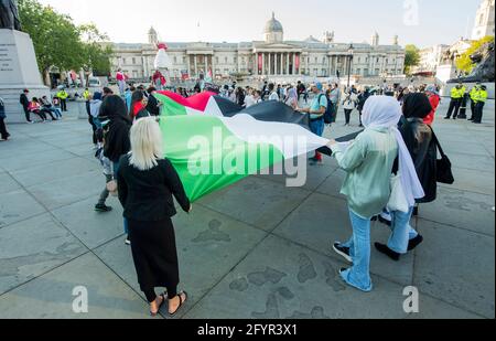 Les manifestants ont un drapeau lors d'une petite manifestation pro-palestinienne à Trafalgar Square, Londres Date de la photo : samedi 29 mai 2021. Banque D'Images