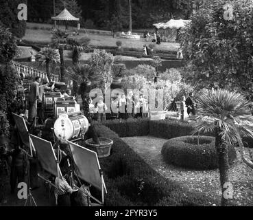 ORSON WELLES en tant que Cesare Borgia et WANDA HENDRIX avec l'équipe de cinéma à gauche, y compris le réalisateur HENRY KING (avec béret noir) Sur place Candid à Villa Palmieri dominant Florence pendant le tournage du PRINCE DES RENARDS 1949 réalisateur HENRY KING roman Samuel Shellabarger scénario Milton Krims musique Alfred Newman cinématographie Leon Shamroy costumes Vittorio Nino Novarese producteur sol C. Siegel Fox du XXe siècle. Banque D'Images