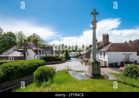 Vue sur West Meon, un joli village du Hampshire, Angleterre, Royaume-Uni, avec le mémorial de guerre et des cottages pittoresques Banque D'Images