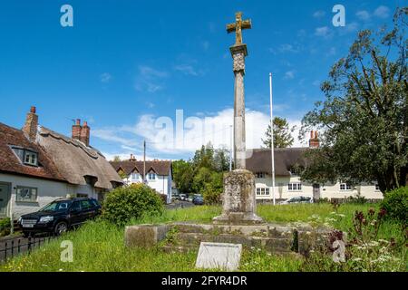 Vue sur West Meon, un joli village du Hampshire, Angleterre, Royaume-Uni, avec le mémorial de guerre et des cottages pittoresques Banque D'Images