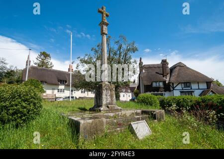 Vue sur West Meon, un joli village du Hampshire, Angleterre, Royaume-Uni, avec le mémorial de guerre et des cottages pittoresques Banque D'Images