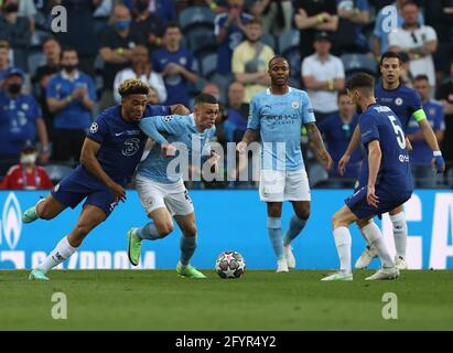 PORTO, PORTUGAL - MAI 29 : la Reece James de Chelsea se joue avec Phil Foden de Manchester City lors de la finale de la Ligue des champions de l'UEFA entre Manchester City et Chelsea FC à Estadio do Dragao le 29 mai 2021 à Porto, Portugal. (Photo par MB Media) Banque D'Images