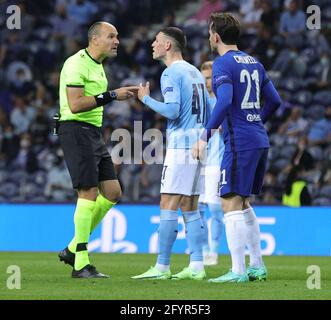 PORTO, PORTUGAL - MAI 29: Manchester citys Phil Foden appelle l'arbitre Mateu Lahoz pour une pénalité lors de la finale de la Ligue des champions de l'UEFA entre Manchester City et Chelsea FC à Estadio do Dragao le 29 mai 2021 à Porto, Portugal. (Photo par MB Media) Banque D'Images