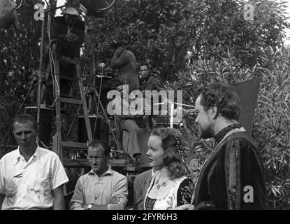 WANDA HENDRIX et ORSON WELLES avec l'équipe de cinéma sur place Candid pris par l'acteur FELIX AYLMER pendant le tournage à la Villa Palmieri dominant Florence en Italie de PRINCE DES RENARDS 1949 réalisateur HENRY KING roman Samuel Shellabarger scénario Milton Krims musique Alfred Newman cinématographie Leon Shamroy costumes Vittorio Nino Sol C. Siegel producteur de Novarese Fox du XXe siècle. Banque D'Images