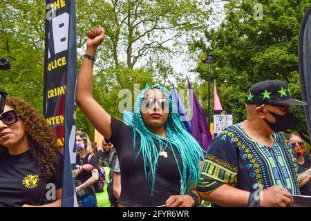 Londres, Royaume-Uni. 29 mai 2021. Un manifestant fait des gestes à Russell Square pendant la manifestation tuer le projet de loi.divers groupes de manifestants ont défilé dans le centre de Londres en opposition au projet de loi sur la police, le crime, la condamnation et les tribunaux. Crédit : SOPA Images Limited/Alamy Live News Banque D'Images