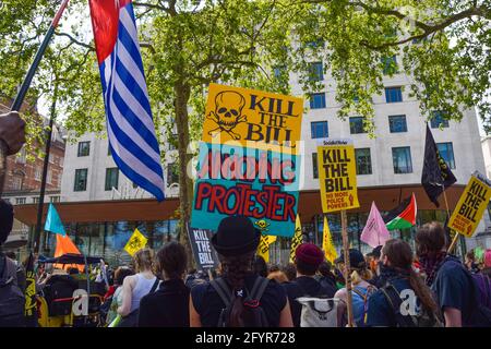 Londres, Royaume-Uni. 29 mai 2021. Des manifestants tiennent des pancartes devant le triage de la Nouvelle-Écosse pendant la manifestation Kill the Bill.divers groupes de manifestants ont défilé dans le centre de Londres en opposition au projet de loi sur la police, le crime, la condamnation et les tribunaux. Crédit : SOPA Images Limited/Alamy Live News Banque D'Images