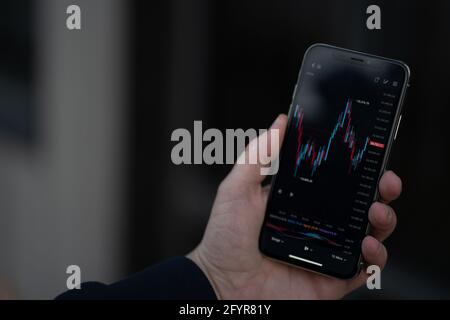 Opérateur ou investisseur vérifiant les données du marché boursier en mobile application sur smartphone Banque D'Images