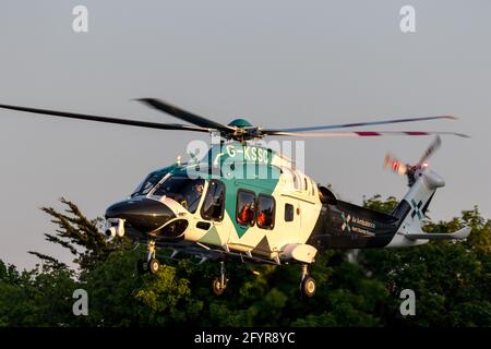 Surrey Sussex et Kent Air Ambulance quittent l'hôpital Eastbourne General. Banque D'Images