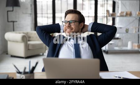 Happy Manager se détendant au bureau et profitant d'une pause de travail Banque D'Images