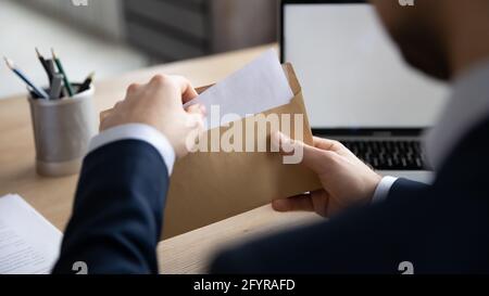 Chef d'entreprise, cadre, PDG recevant une lettre, une invitation, une notification Banque D'Images