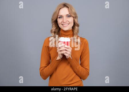 Bonnes vibrations. Bonne fille tient tasse fond gris. Bonjour. Petit déjeuner tôt Banque D'Images