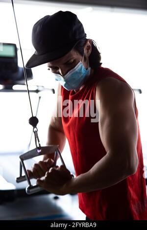 FIT mexicain gars travaillant ses triceps à la salle de gym pendant la pandémie de COVID Banque D'Images