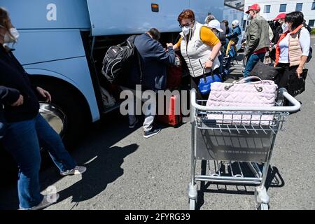 Les passagers de l'avion spécial russe qui a atterri à Prague arrivent à l'aéroport Vaclav Havel de Prague, République tchèque, le 29 mai 2021. Des diplomates et d'autres membres du personnel de l'ambassade de Russie expulsés de la République tchèque suite à l'affaire Vrbèce ont quitté l'aéroport de Prague-Ruzyne pour la Russie. Prague a décidé d'expulser une partie du personnel de l'ambassade de Russie après qu'une rupture diplomatique entre Prague et Moscou ait éclaté le 17 avril à la suite de la suspicion bien fondée des services secrets tchèques que les agents militaires du GRU russe ont été à l'origine des explosions dans le dépôt de munitions de Vrbevtice. Banque D'Images