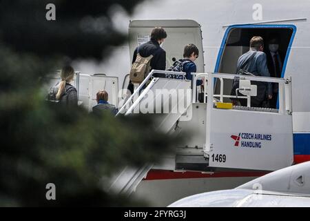 Les passagers montent à bord de l'avion spécial russe qui a atterri à l'aéroport Vaclav Havel de Prague, le 29 mai 2021. Des diplomates et d'autres membres du personnel de l'ambassade de Russie expulsés de la République tchèque suite à l'affaire Vrbèce ont quitté l'aéroport de Prague-Ruzyne pour la Russie. Prague a décidé d'expulser une partie du personnel de l'ambassade de Russie après qu'une rupture diplomatique entre Prague et Moscou ait éclaté le 17 avril à la suite de la suspicion bien fondée des services secrets tchèques que les agents du service secret militaire russe du GRU ont été à l'origine des explosions dans le dépôt de munitions de Vrbevtice, dans le sud de la Moravie, en 2014. (CTK P Banque D'Images