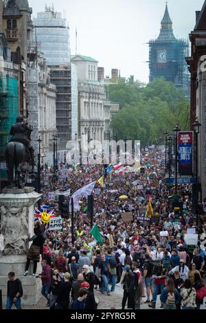 Manchester, Royaume-Uni. 29 mai 2021. Whitehall se remplit de manifestants lors d'une marche anti-verrouillage. Le nombre de personnes participant aux manifestations a augmenté mois après mois depuis l'introduction des restrictions COVID-19. Credit: Andy Barton/Alay Live News Banque D'Images