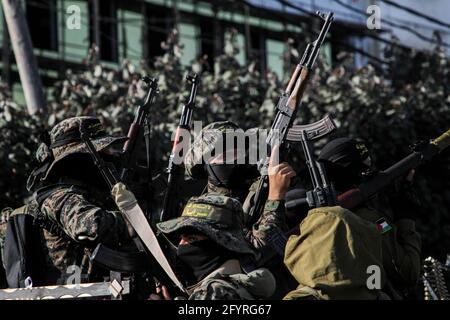 Gaza. 29 mai 2021. Des membres des brigades de Saraya al-Quds, l'aile militaire du mouvement palestinien du Jihad islamique, participent à un défilé militaire dans la ville de Gaza, le 29 mai 2021. Credit: Rizek Abdeljawad/Xinhua/Alamy Live News Banque D'Images