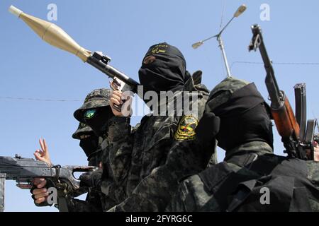 Gaza. 29 mai 2021. Des membres des brigades de Saraya al-Quds, l'aile militaire du mouvement palestinien du Jihad islamique, participent à un défilé militaire dans la ville de Gaza, le 29 mai 2021. Credit: Rizek Abdeljawad/Xinhua/Alamy Live News Banque D'Images