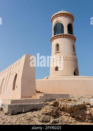 Le restauré, autour du phare d'Al Ayjah et digue avec l'érosion. Dans sur, Oman. Banque D'Images