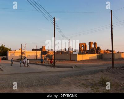 Les enfants rentrent chez eux pour dîner après avoir joué à des jeux. Parmi les ruines antiques d'Al Munisifeh, près d'Ibra. En Oman. Banque D'Images