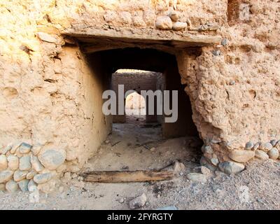 Une porte et une arche dans de vieilles ruines de roche et de stuc. À Tanuf, Oman. Banque D'Images