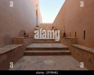 Un escalier en pierre. À l'ancien fort Nakhal restauré, le long de la route Rustaq. En Oman. Banque D'Images