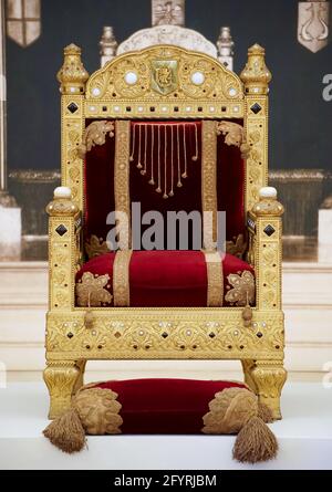 Bucarest, Roumanie - 10 mai 2021 : le trône du roi Carol I de Roumanie est exposé à sa place d'origine dans la salle du trône, au Palais Royal à Banque D'Images