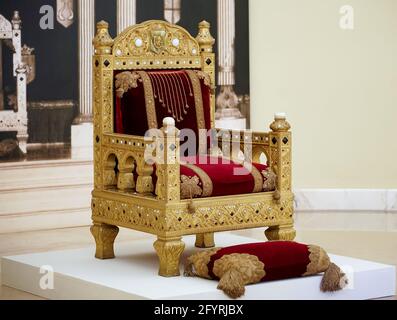 Bucarest, Roumanie - 10 mai 2021 : le trône du roi Carol I de Roumanie est exposé à sa place d'origine dans la salle du trône, au Palais Royal à Banque D'Images