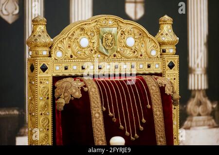 Bucarest, Roumanie - 10 mai 2021 : le trône du roi Carol I de Roumanie est exposé à sa place d'origine dans la salle du trône, au Palais Royal à Banque D'Images
