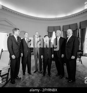 16 août 1962 le président John F. Kennedy rencontre le général Douglas MacArthur. De gauche à droite : président Kennedy; général MacArthur; représentant Leslie C. Arends (Illinois); représentant Carl Albert (Oklahoma); représentant L. Mendel Rivers (Caroline du Sud); représentant Robert L. F. Sikes (Floride). Oval Office, Maison Blanche, Washington, D.C. Banque D'Images