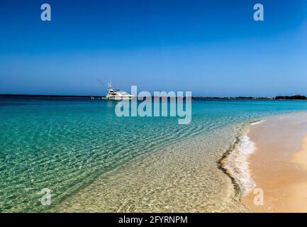 Voilier à l'horizon au large de la plage de l'île Grand Cayman. Banque D'Images