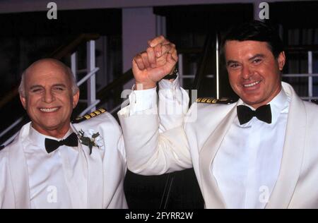 01 septembre 1998 ; Los Angeles, CA, États-Unis ; L'acteur Robert URICH, qui a remporté l'Emmy, a été vu ici avec l'acteur GAVIN MACLEOD sur le plateau de "l'Amour Boat-la prochaine vague" pour la Réunion de l'Amour Boat, mort aujourd'hui le 16 avril 2002, de sarcome de cellules synoviales, un cancer rare qui attaque les articulations. Urich mourut entouré de sa famille. Il avait 55 ans. (Credit image: © Jonathan Alcorn via ZUMA Wire) Banque D'Images