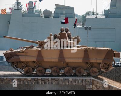 Abu Dhabi, Émirats Arabes Unis - 3 février : forces armées des Émirats arabes Unis BMP-2013 IFV (véhicule de combat d'infanterie) dans l'exposition militaire IDEX Banque D'Images