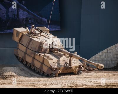 Abu Dhabi, Émirats Arabes Unis - 2013 février 2013 : obusier automoteur aux forces armées des Émirats arabes Unis M-109A1 155mm dans l'exposition militaire IDEX 2013F Banque D'Images