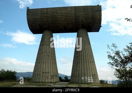 Photo du monument aux mineurs de Kosovska Mitrovica, Kosovo. Le Monument aux partisans serbes et albanais (également connu sous le nom de Monument à Banque D'Images