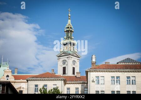 Photo de la cathédrale de Belgrade, également connue sous le nom de Saborna Crkva, vue de loin, entourée par le quartier de Stari Grad, avec des bâtiments anciens du XIXe siècle. Banque D'Images