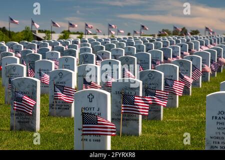 Holly, Michigan, États-Unis. 29 mai 2021. Des drapeaux américains ont été placés sur les tombes des anciens combattants pour le Memorial Day au cimetière national des Grands Lacs. Crédit : Jim West/Alay Live News Banque D'Images