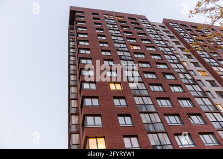 Façades de bâtiments modernes de plusieurs étages à Moscou. À New Moscou, nous photographions des maisons de bas en haut. Banque D'Images