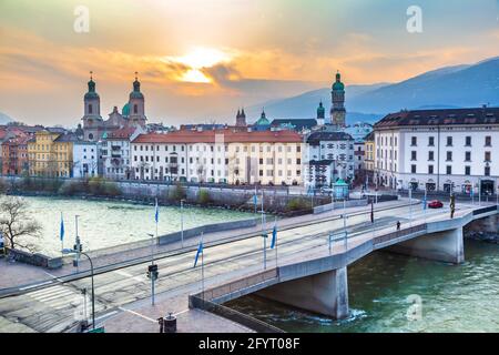 Innsbruck, Autriche - 11 avril 2015 - vue sur le lever du soleil du matin au-dessus de la célèbre vieille ville d'Innsbruck, en Autriche, dans une matinée de printemps Banque D'Images